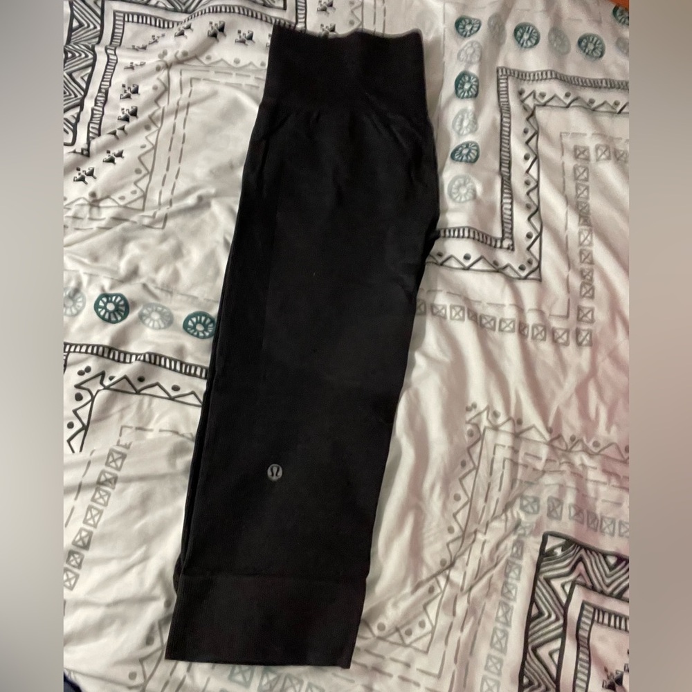 Lulu lemon Womens size 4 capris - Picture 3 of 5